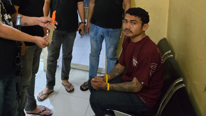 Tampang pelaku yang menodongkan pisau dan merampas HP mahasiswi di indekos Makassar.