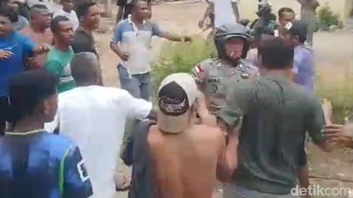 Tangkapan layar video bentrokan antarpendukung calon kepala DesaRobek, Kecamatan Reok, Manggarai, NTT, Jumat (9/10/2026).