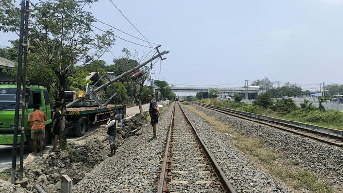 Tiang listrik roboh di petak jalan Stasiun Alastua - Semarang Tawang mengakibatkan sejumlah KA terlambat, Sabtu (10/10/2026).