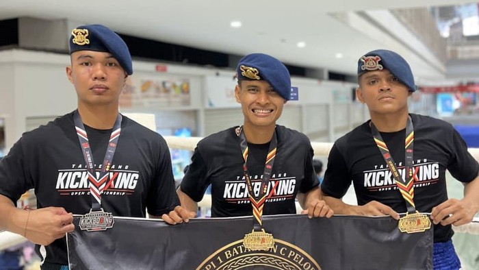 Tiga personel Kompi 1 Batalyon C Pelopor Satbrimob Polda Metro Jaya menorehkan prestasi dalam ajang Tangerang Kickboxing Open Championship 2026 (dok istimewa)