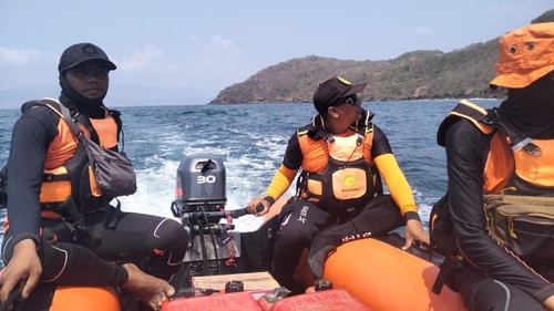 Tim Pos SAR Bima melakukan pencarian pemancing yang tenggelam di Pantai Baku, Desa Sumi, Kecamatan Lambu, Kabupaten Bima, NTB, Sabtu (10/10/2026). (Dok. Pos SAR Bima)