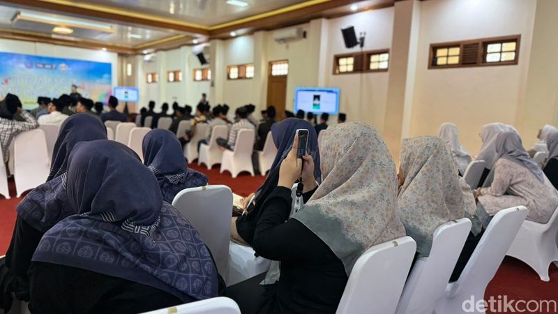 TRANS7 Mengajar TRANS7 Mengajar Bekali Santri Lirboyo Keterampilan Konten Digital
