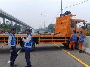 Truk Melintang di Tol Cibubur Arah Cawang Dievakuasi, Lalin Kembali Normal