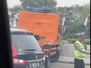 Truk Tabrak Pembatas hingga Tutup 2 Lajur, Tol Cibubur Arah Cawang Macet