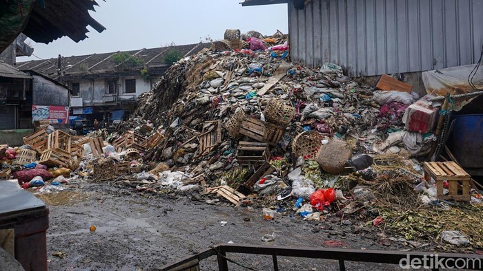 Tumpukan sampah di Pasar Caringin, Bandung, dikeluhkan pedagang karena belum terangkut sepenuhnya selama sekitar empat bulan terakhir. Kondisi tersebut disebut menjadi salah satu faktor yang menyebabkan jumlah pengunjung pasar berkurang.