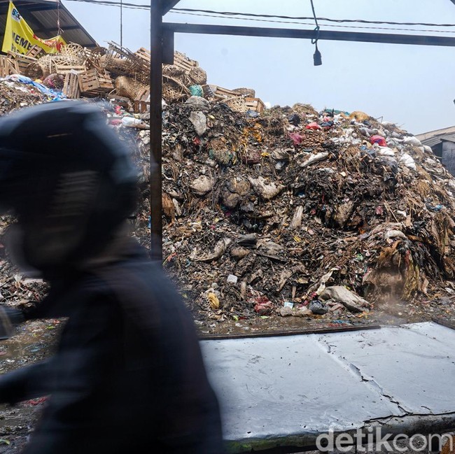Tumpukan Sampah Ganggu Aktivitas Jual Beli di Pasar Caringin