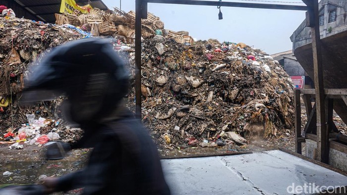 Tumpukan sampah di Pasar Caringin, Bandung, dikeluhkan pedagang karena belum terangkut sepenuhnya selama sekitar empat bulan terakhir. Kondisi tersebut disebut menjadi salah satu faktor yang menyebabkan jumlah pengunjung pasar berkurang.