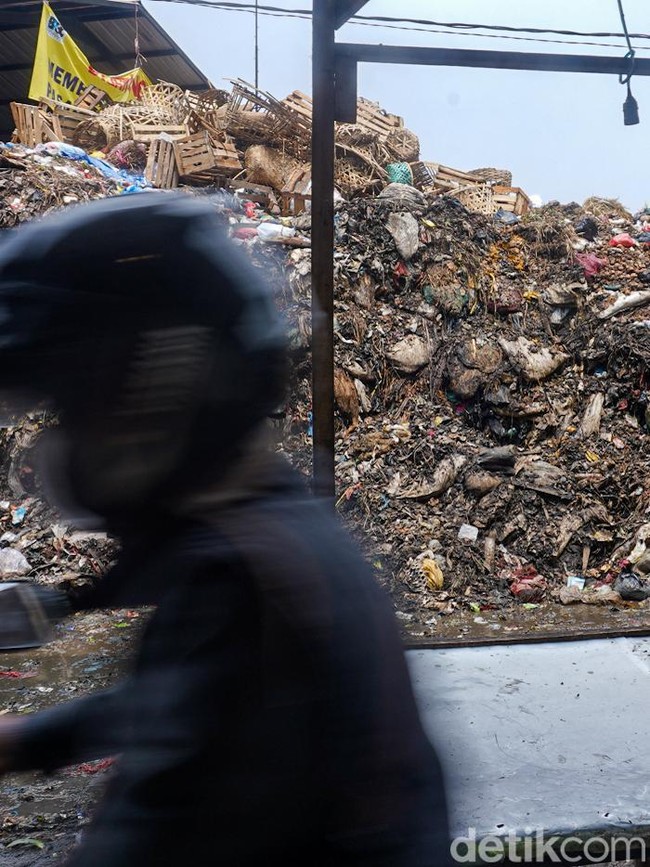 Tumpukan Sampah Ganggu Aktivitas Jual Beli di Pasar Caringin