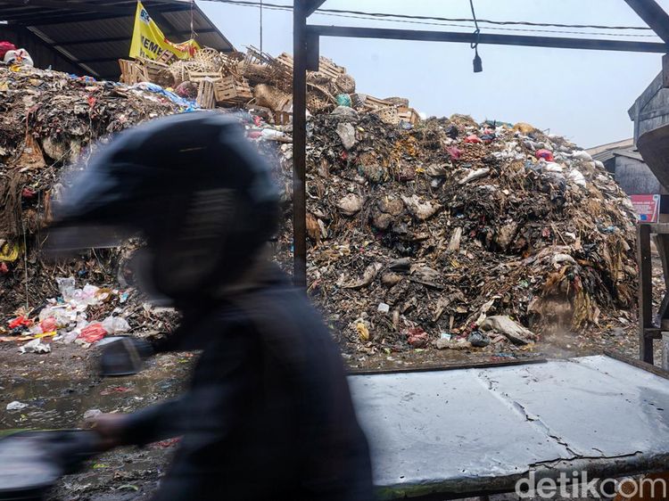 Tumpukan Sampah Ganggu Aktivitas Jual Beli di Pasar Caringin