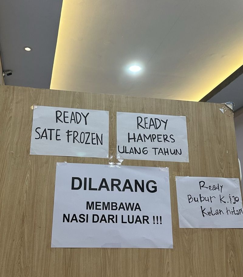 Viral Larangan Bawa Nasi di Warung Sate Babi