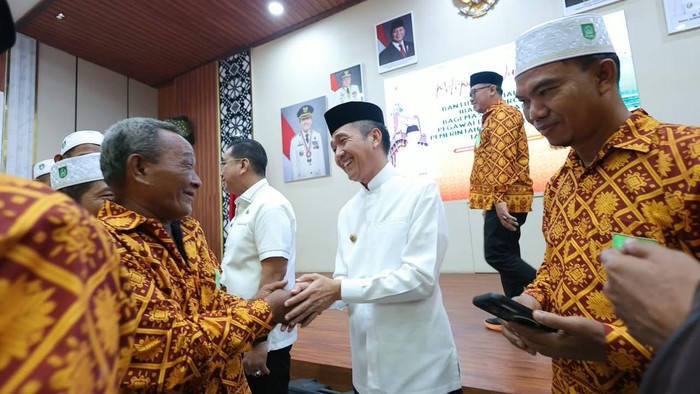 Wali Kota Palembang Ratu Dewa melepas keberangkatan umrah gratis