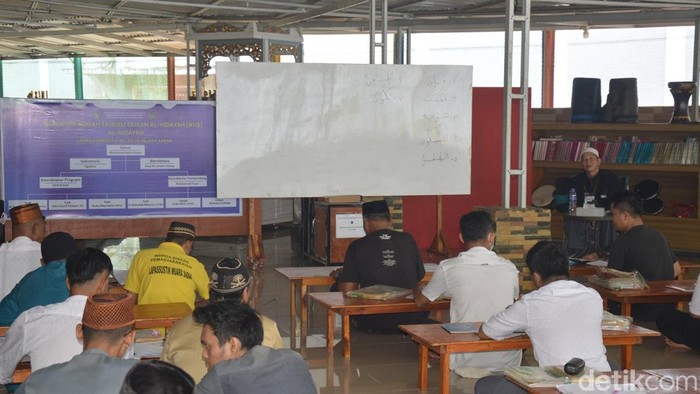 Warga binaan Lapas Narkotika Kelas IIB Muara Sabak, Jambi, mengikuti pembeljaran membaca Al-Quran