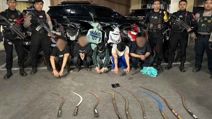 Tim patroli gabungan Polda Metro Jaya mengamankan lima orang yang diduga hendak tawuran di Pondok Bambu, Duren Sawit, Jakarta Timur, Minggu (11/10/2026).