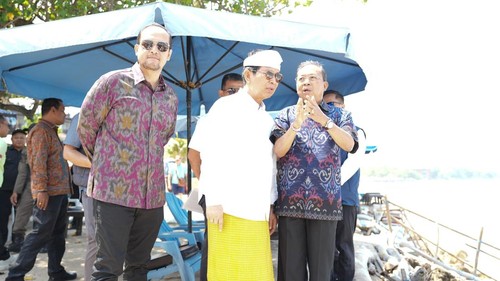 Bupati I Wayan Adi Arnawa, dan Wabup Bagus Alit Sucipta saat meninjau penanganan abrasi di Pantai Kuta, Kecamatan Kuta, Minggu (11/10).