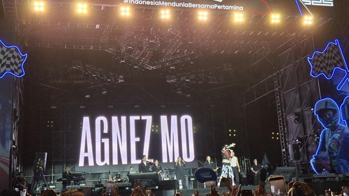 Agnez Mo beraksi di atas panggung Energizing Indonesia MotoGP Mandalika 2026, Minggu malam (11/10/2026). (Foto: Ahmad Viqi/detikBali)