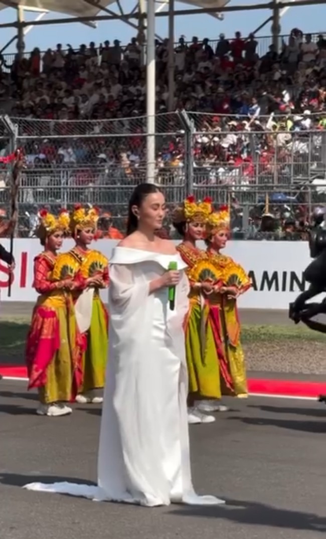 Agnez Mo memilih gaya rambut half updo yang ditata sleek ke belakang, memberi nuansa clean girl aesthetic. Foto: Tangkapan layar Instagram/@themandalikagp