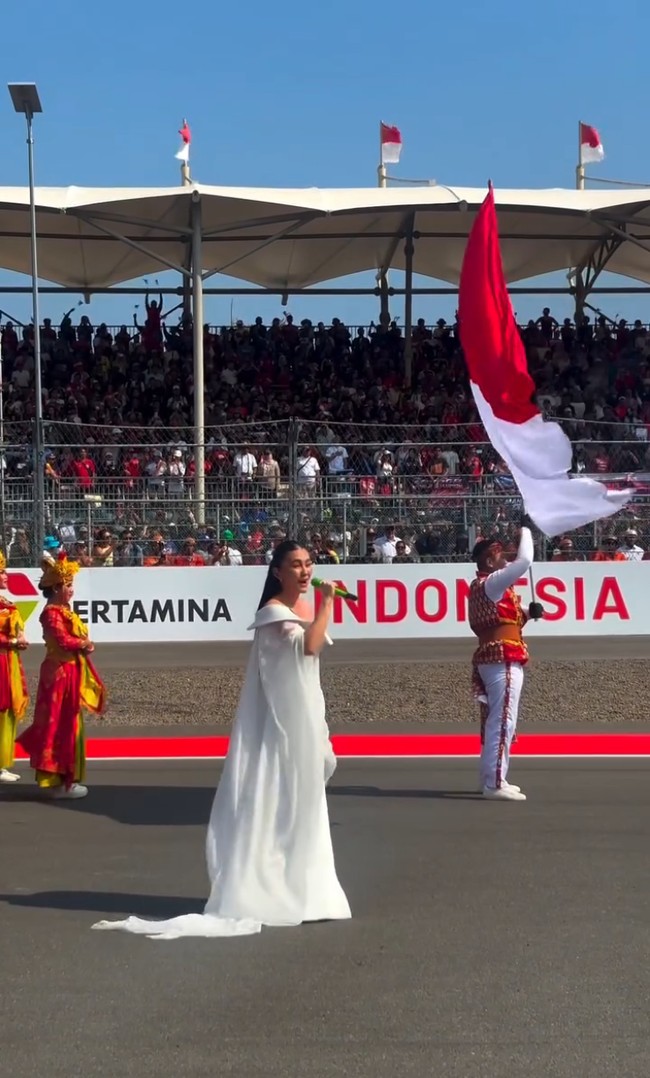 Penampilannya menuai pujian dari banyak netizen, yang menilai Agnez Mo adalah sosok paling tepat jadi penampil di ajang berskala internasional tersebut. &ldquo;AURANYA GAK ADA LAWAN QUEEN @AGNEZMO,&rdquo; puji salah satu pengguna Instagram. Foto: Tangkapan layar Instagram/@themandalikagp