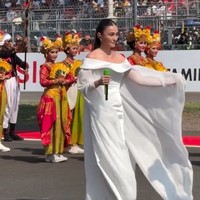 Pesona Agnez Mo Bergaun Putih Nyanyi Indonesia Raya di MotoGP Mandalika