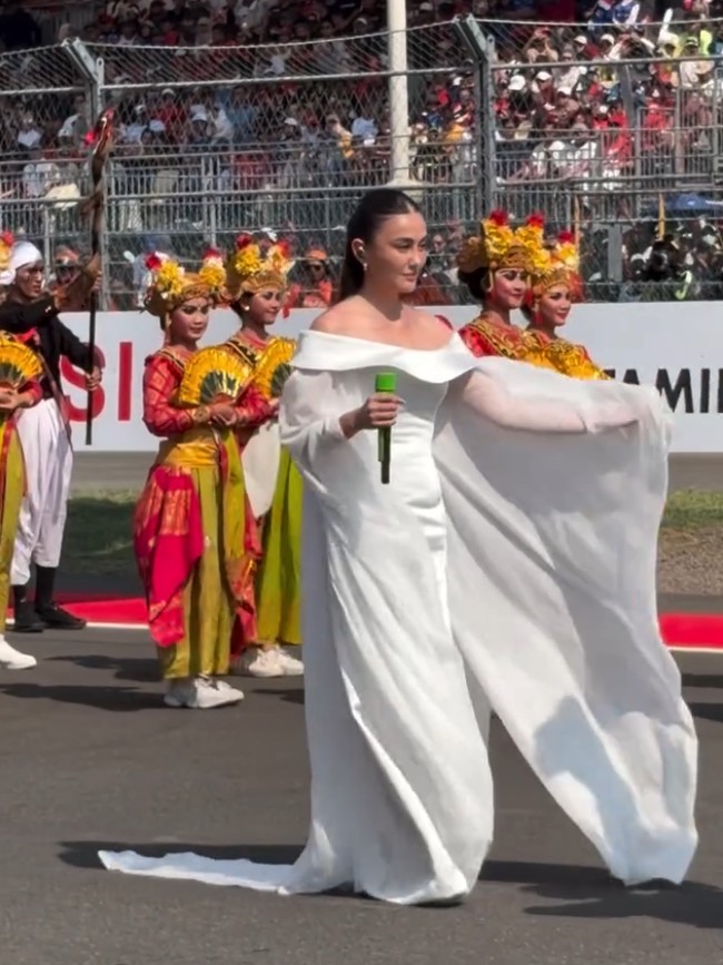 Pesona Agnez Mo Bergaun Putih Nyanyi Indonesia Raya di MotoGP Mandalika