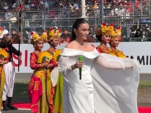 Pesona Agnez Mo Bergaun Putih Nyanyi Indonesia Raya di MotoGP Mandalika