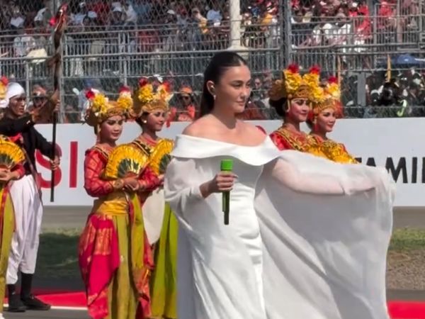 Pesona Agnez Mo Bergaun Putih Nyanyi Indonesia Raya di MotoGP Mandalika