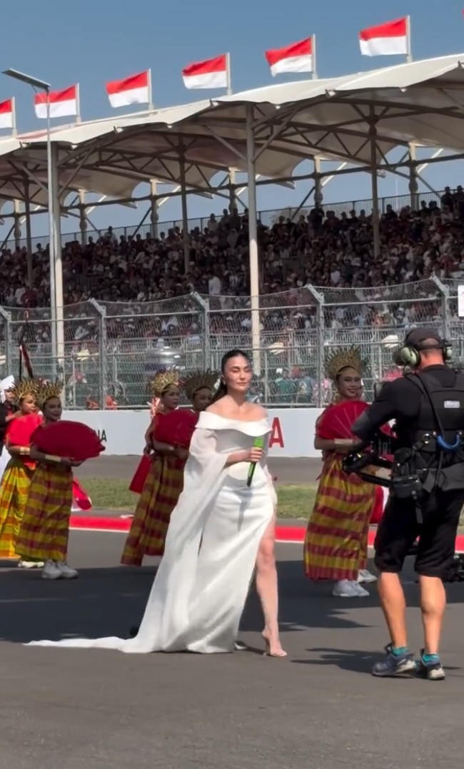 Agnez Mo tampil membawakan dua lagu, &lsquo;Kebyar Kebyar&rsquo; dan &lsquo;Indonesia Raya&rsquo; dalam upacara pembukaan yang digelar di Lombok Tengah, Nusa Tenggara Barat, pada Minggu (11/10). Foto: Tangkapan layar Instagram/@themandalikagp