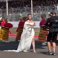 Agnez Mo tampil membawakan dua lagu, &lsquo;Kebyar Kebyar&rsquo; dan &lsquo;Indonesia Raya&rsquo; dalam upacara pembukaan yang digelar di Lombok Tengah, Nusa Tenggara Barat, pada Minggu (11/10). Foto: Tangkapan layar Instagram/@themandalikagp