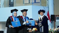 Kuliah S1 sama-sama di ITS, namun cinta bersemi saat keduanya menjadi dosen di Institut Teknologi Kalimantan (ITK). Andika Ade Indra Saputra dan Rossana Margaret Kadar Yanti adalah pasutri yang baru saja meraih gelar doktornya dari Institut Teknologi Sepuluh Nopember (ITS) pada Oktober 2026 ini. Menariknya, mereka lulus dan diwisuda bersamaan sehingga menjadi momen menarik saat wisuda. Keduanya meraih gelar doktor dari Departemen Teknik Sipil ITS. Foto: ITS
