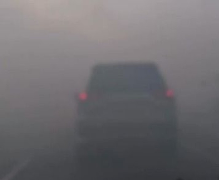 Asap pekat sempat membuat kemacetan di Tol Tangerang arah Jakarta (dok. warga Midhanh)