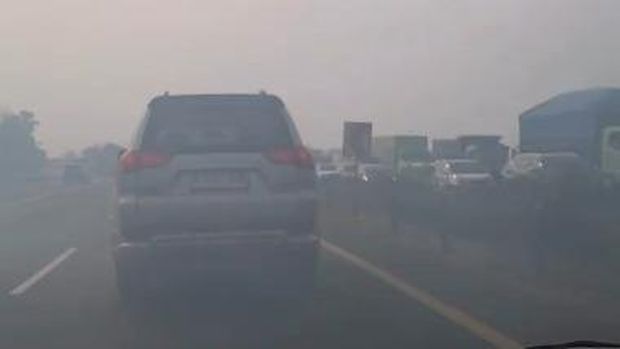 Asap pekat sempat membuat kemacetan di Tol Tangerang arah Jakarta (dok. warga Midhanh) Asap pekat sempat membuat kemacetan di Tol Tangerang arah Jakarta (dok. warga Midhanh)