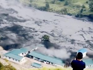 Video Detik-detik Banjir Bandang di Nepal Hancurkan Jembatan-Rumah