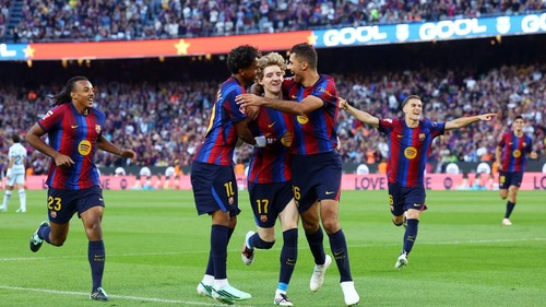 Soccer Football - LaLiga - FC Barcelona v Getafe - Spotify Camp Nou, Barcelona, Spain - October 10, 2026 FC Barcelonas Anthony Gordon celebrates scoring their first goal with Rodri and Lamine Yamal REUTERS/Albert Gea