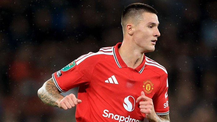 MANCHESTER, ENGLAND - SEPTEMBER 16: Benjamin Sesko of Manchester United running during the Carabao Cup Third Round match between Manchester United and Brighton & Hove Albion at Old Trafford on September 16, 2026 in Manchester, England. (Photo by Nigel French/Sportsphoto/Allstar via Getty Images)