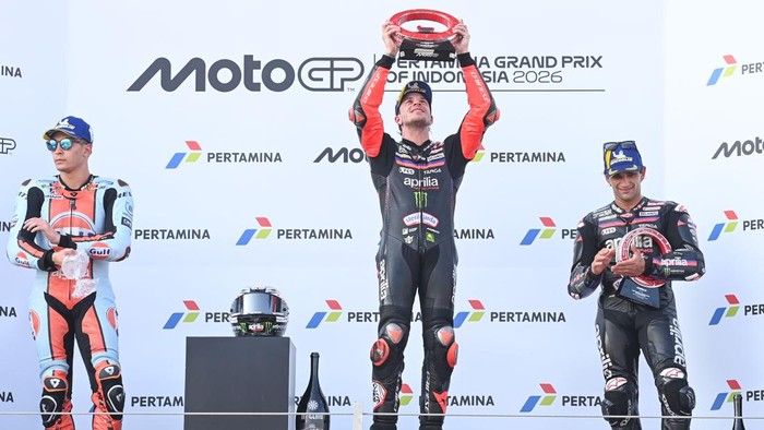Pembalap Aprilia Racing Marco Bezzecchi melambaikan tangan dalam victory lap usai memenangi balapan MotoGP Pertamina Grand Prix of Indonesia 2026 di Sirkuit Internasional Pertamina Mandalika, KEK Mandalika, Lombok Tengah, NTB, Minggu (11/10/2026). Bezzecchi menjadi juara dalam balapan tersebut dengan catatan waktu 40 menit 46,58 detik diikuti Raul Fernandez dari SuperFile Trackhouse MotoGP Team di posisi kedua dan Jorge Martin juga dari Aprilia Racing di posisi ketiga. ANTARA FOTO/Ahmad Subaidi