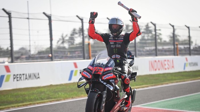 Pembalap Aprilia Racing Marco Bezzecchi melambaikan tangan dalam victory lap usai memenangi balapan MotoGP Pertamina Grand Prix of Indonesia 2026 di Sirkuit Internasional Pertamina Mandalika, KEK Mandalika, Lombok Tengah, NTB, Minggu (11/10/2026). Bezzecchi menjadi juara dalam balapan tersebut dengan catatan waktu 40 menit 46,58 detik diikuti Raul Fernandez dari SuperFile Trackhouse MotoGP Team di posisi kedua dan Jorge Martin juga dari Aprilia Racing di posisi ketiga. ANTARA FOTO/Ahmad Subaidi