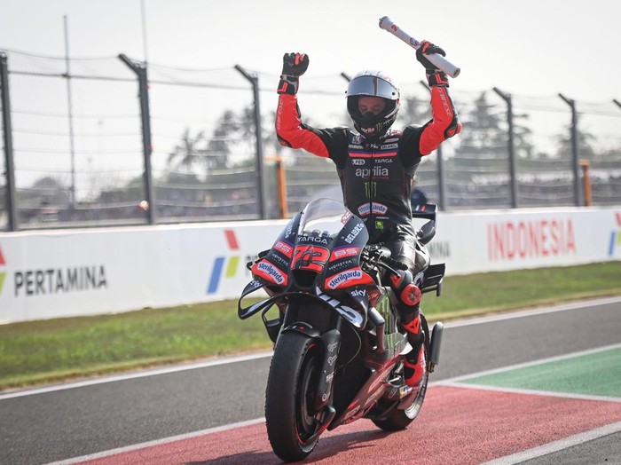Pembalap Aprilia Racing Marco Bezzecchi melambaikan tangan dalam victory lap usai memenangi balapan MotoGP Pertamina Grand Prix of Indonesia 2026 di Sirkuit Internasional Pertamina Mandalika, KEK Mandalika, Lombok Tengah, NTB, Minggu (11/10/2026). Bezzecchi menjadi juara dalam balapan tersebut dengan catatan waktu 40 menit 46,58 detik diikuti Raul Fernandez dari SuperFile Trackhouse MotoGP Team di posisi kedua dan Jorge Martin juga dari Aprilia Racing di posisi ketiga. ANTARA FOTO/Ahmad Subaidi