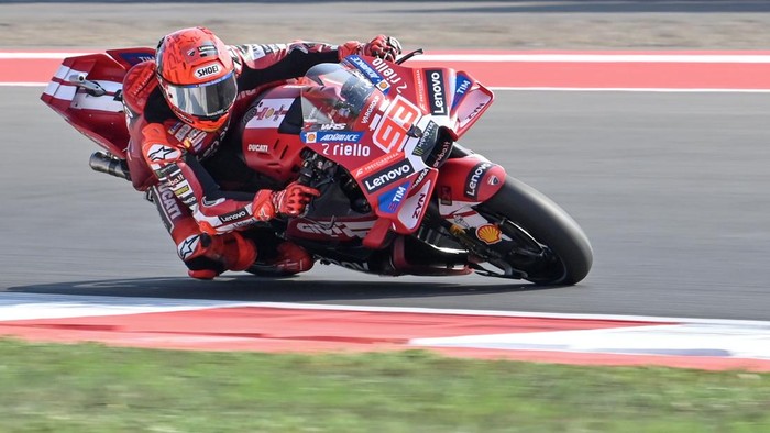 Pembalap Aprilia Racing Marco Bezzecchi melambaikan tangan dalam victory lap usai memenangi balapan MotoGP Pertamina Grand Prix of Indonesia 2026 di Sirkuit Internasional Pertamina Mandalika, KEK Mandalika, Lombok Tengah, NTB, Minggu (11/10/2026). Bezzecchi menjadi juara dalam balapan tersebut dengan catatan waktu 40 menit 46,58 detik diikuti Raul Fernandez dari SuperFile Trackhouse MotoGP Team di posisi kedua dan Jorge Martin juga dari Aprilia Racing di posisi ketiga. ANTARA FOTO/Ahmad Subaidi