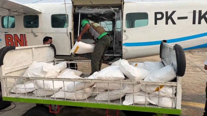 BNPB melakukan operasi modifikasi cuaca untuk mengatasi masalah asap di Sumatera Selatan.