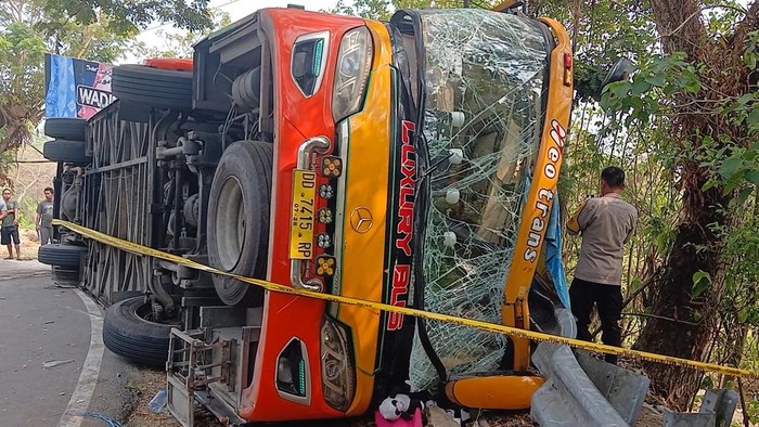 Bus Neo Trans terguling di Mamuju.