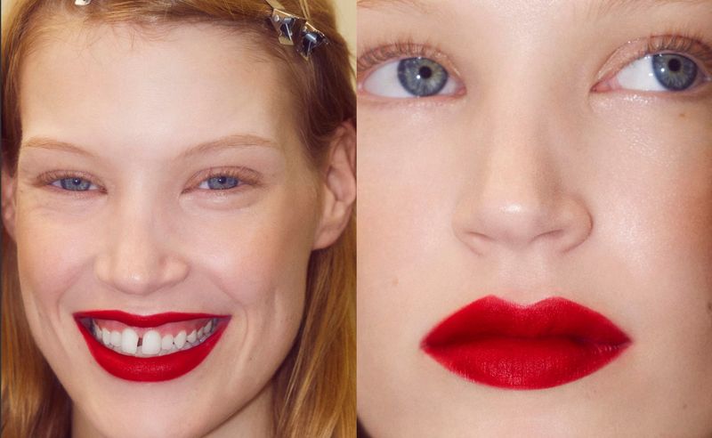 Makeup bold di runway Chanel.