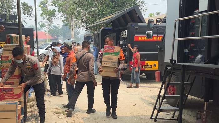 Dapur Polda Babel untuk pengungsi yang rumahnya ludes terbakar di Bangka Selatan