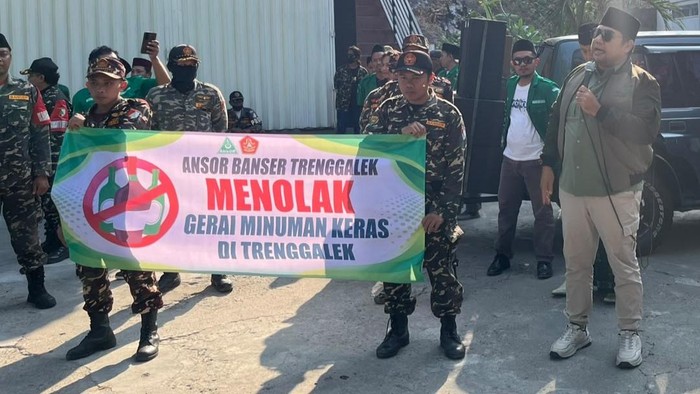 Massa GP Ansor Trenggalek demo keberadaan gerai minuman keras (miras)