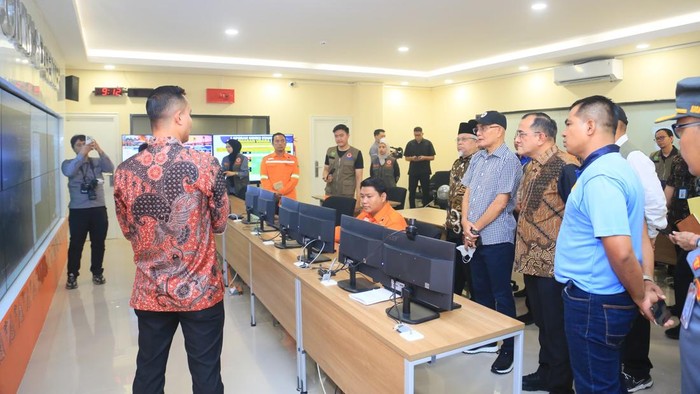 DPR RI saat meninjau posko karhutla di BPBD Sumsel.