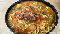Jika sedang tidak ingin menyantap nasi, Mie Nyemek Spesial seharga Rp25.000 bisa menjadi pilihan. Meski menggunakan mi instan sebagai bahan dasarnya, racikan bumbu membuat rasanya lebih enak dan kompleks. Foto: Lusiana Mustinda