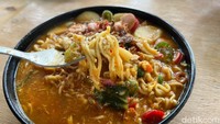 Isian menu ini juga cukup royal untuk ukuran seporsi mi. Ada potongan sosis, telur, hingga chikuwa. Foto: Lusiana Mustinda