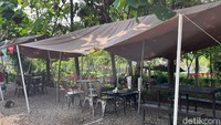 Setelah puas berkeliling, pengunjung bisa menikmati makanan di area warung yang dilengkapi meja dan kursi kayu. Ada pula area makan beratapkan tenda dengan pepohonan rindang. Suasananya santai dan cocok untuk menghabiskan waktu bersama keluarga. Foto: Lusiana Mustinda