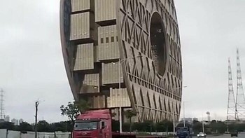 Truk yang membawa beban terlalu besar. Kirain begitu, pada awalnya. Foto: BOC16 via Bored Panda