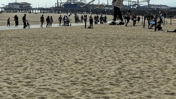 Raksasa di antara manusia liliput saat bermain ke pantai. Foto: onephatkatt via Bored Panda