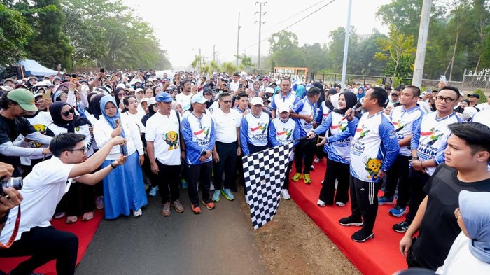 Gubernur Sulsel, Andi Sudirman Sulaiman melepas ribuan peserta Jalan Sehat Anti Mager di Sorowako.