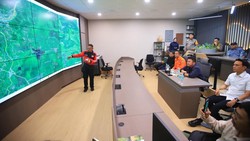 Pantau Karhutla OKI, Herman Deru Bermalam di Lokasi Titik Api